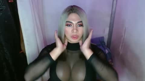 Snapshot of 11inchsinglecious chatting on February 15, 11:17 am HUGECOCK online show from February 15, 11:17 am