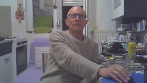 Snapshot of 1973man chatting on April 26, 10:18 pm 1973man online show from April 26, 10:18 pm