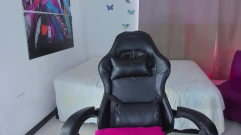 stef read my description online show from February 28, 4:08 pm