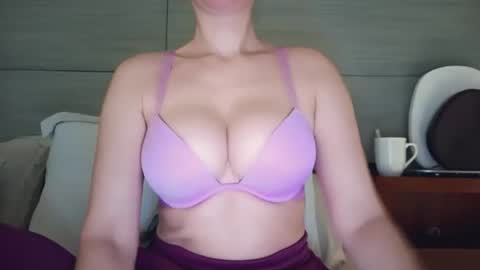 Snapshot of 1lovely1 chatting on January 11, 11:15 am Onna online show from January 11, 11:15 am