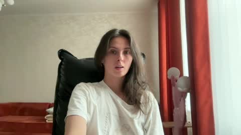 Snapshot of 1mari_01 chatting on June 23, 3:43 pm Marie online show from June 23, 3:43 pm