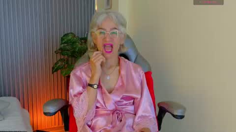 Snapshot of 1miss_monserrate chatting on July 2, 2:01 pm Miss Monserrate online show from July 2, 2:01 pm