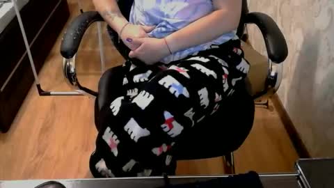 Snapshot of 1your_hot_girls chatting on October 24, 7:21 pm 1your_hot_girls online show from October 24, 7:21 pm