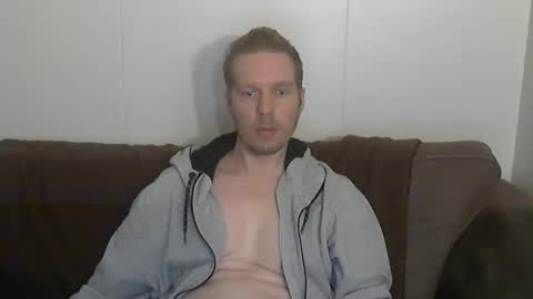 Snapshot of 2small4you83 chatting on March 20, 10:09 am 2small4you83 online show from March 20, 10:09 am
