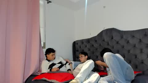 Guy 1  Guy 2  Guy 3. online show from November 20, 8:19 pm