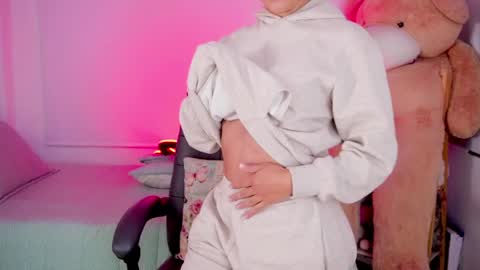 independent model online show from April 12, 9:36 am