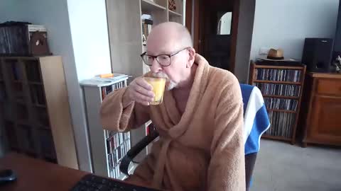 Snapshot of 7thsojourn chatting on December 15, 11:14 am Papi online show from December 15, 11:14 am