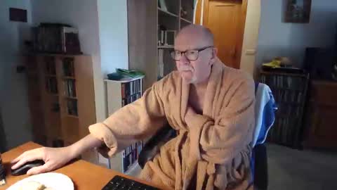  Papi  online show from March 31, 8:48 am