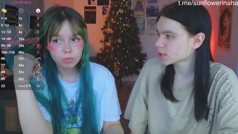 Snapshot of 819sunflowerinahat2016 chatting on December 15, 8:52 am Cornelia and Dante online show from December 15, 8:52 am