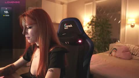 Snapshot of _alice_meyss_ chatting on November 20, 9:31 am _alice_meyss_ online show from November 20, 9:31 am