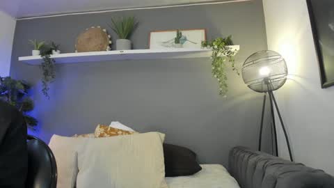 Snapshot of _aliice_1 chatting on February 7, 8:10 pm  Alice  online show from February 7, 8:10 pm