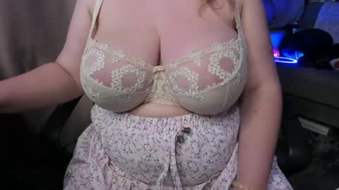 Snapshot of _alyssia_ chatting on April 9, 9:09 pm lisa online show from April 9, 9:09 pm