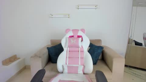 Snapshot of _april_smith_ chatting on January 16, 12:20 pm online show from January 16, 12:20 pm