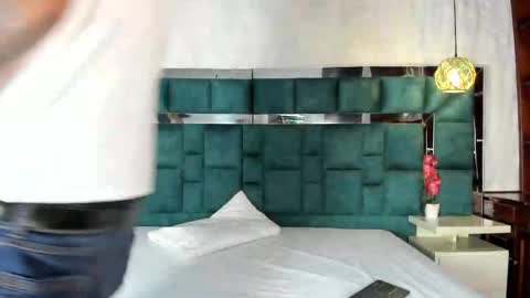 _bonnyandclyde online show from April 4, 1:19 pm