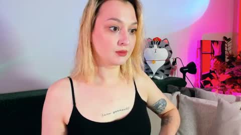 Snapshot of _ccrystaa_ chatting on May 30, 10:12 am Christina Chris online show from May 30, 10:12 am
