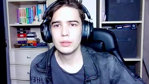 _crise_next_door_ online show from October 9, 5:22 pm