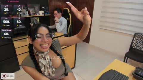 Snapshot of _danyland_ chatting on November 23, 10:42 pm WELCOME TO THE OFFICE online show from November 23, 10:42 pm