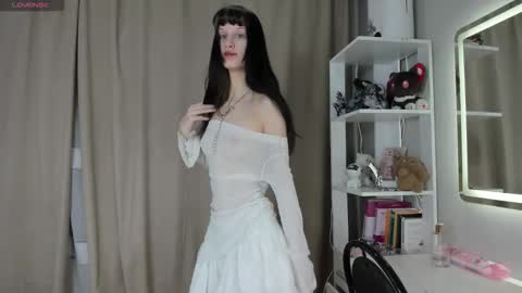 Snapshot of _darknessqueen_ chatting on December 4, 11:30 am Emilia online show from December 4, 11:30 am