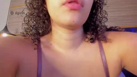 Snapshot of _dollargirl_ chatting on November 14, 2:27 pm Abril online show from November 14, 2:27 pm