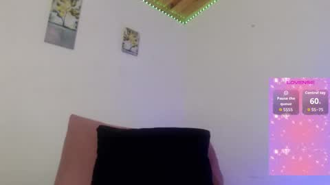 Snapshot of _donniia_ chatting on February 4, 1:00 am Dannia online show from February 4, 1:00 am