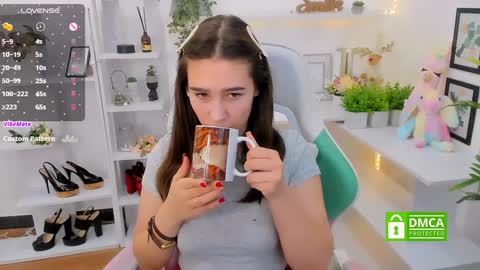 Snapshot of _eliizabeth__ chatting on December 8, 2:28 am Lizzy online show from December 8, 2:28 am