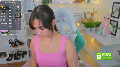 Snapshot of _eliizabeth__ chatting on December 9, 12:45 am Lizzy online show from December 9, 12:45 am