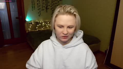 chloue and Gretta online show from December 12, 7:59 pm