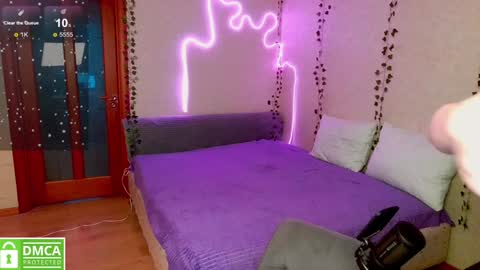 chloue and Gretta online show from January 7, 7:59 pm