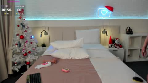 Snapshot of _emiliaa_ chatting on December 10, 6:22 am Milana online show from December 10, 6:22 am
