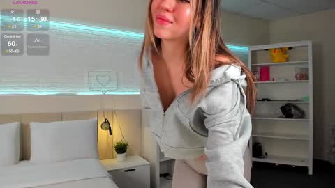 Snapshot of _emiliaa_ chatting on February 2, 3:21 am Milana online show from February 2, 3:21 am