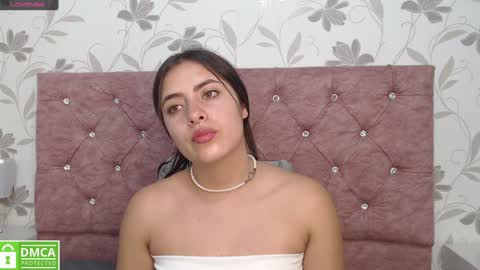 Snapshot of _emma_diamond_ chatting on December 4, 7:56 pm Emma online show from December 4, 7:56 pm