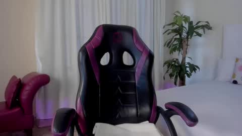 Emma  online show from November 25, 7:03 pm