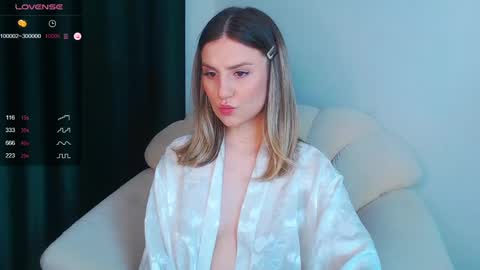 _esmeraldiyaa_ online show from January 6, 7:35 pm