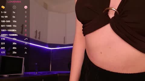 _esmeraldiyaa_ online show from November 9, 9:46 pm