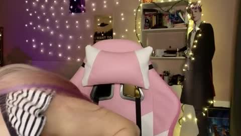 EveEva online show from February 9, 2:04 am