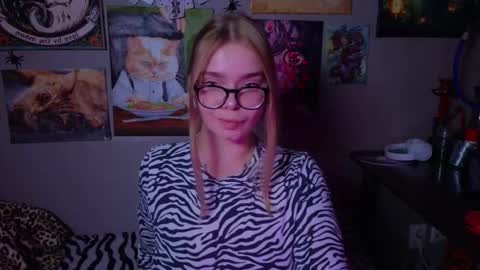 Snapshot of _favorite_ chatting on November 15, 7:43 pm KENDALL NATHAN MARRY RYANPVT IS OPEN online show from November 15, 7:43 pm