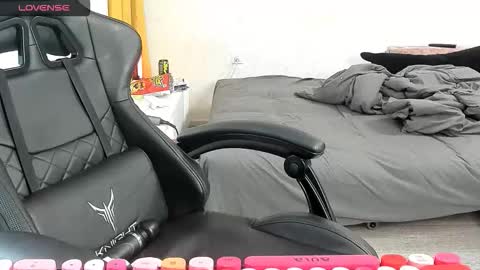 Snapshot of _feralberry__ chatting on October 14, 9:43 am Alis online show from October 14, 9:43 am