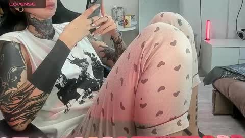 Snapshot of _feralberry__ chatting on October 19, 8:04 am Alis online show from October 19, 8:04 am