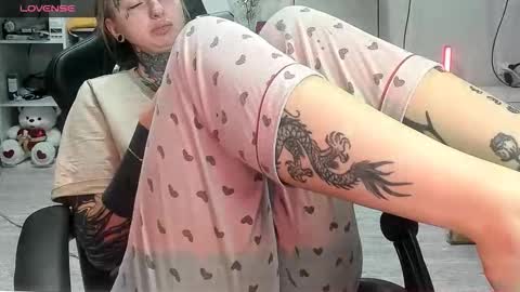 Snapshot of _feralberry__ chatting on November 6, 4:35 am Alis online show from November 6, 4:35 am