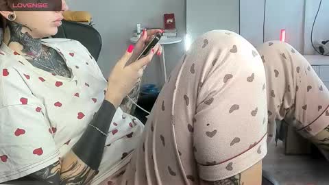 Snapshot of _feralberry__ chatting on November 8, 8:47 am Alis online show from November 8, 8:47 am