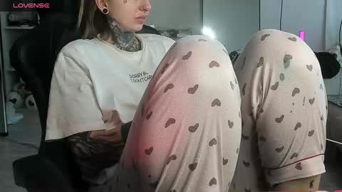 Snapshot of _feralberry__ chatting on November 19, 8:58 am Alis online show from November 19, 8:58 am