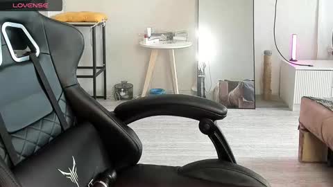 Snapshot of _feralberry__ chatting on November 20, 8:14 am Alis online show from November 20, 8:14 am