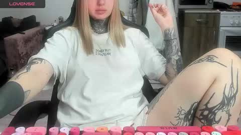 Snapshot of _feralberry__ chatting on February 2, 7:29 am Alis online show from February 2, 7:29 am