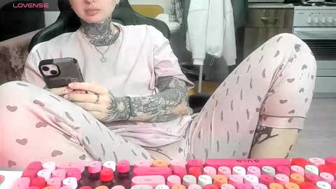 Snapshot of _feralberry__ chatting on February 6, 8:34 pm Alis online show from February 6, 8:34 pm