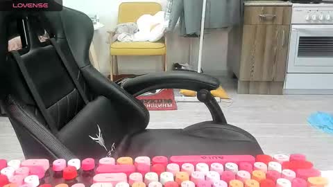 Snapshot of _feralberry__ chatting on February 10, 9:13 am Alis online show from February 10, 9:13 am