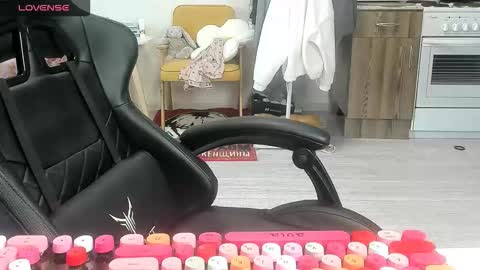 Snapshot of _feralberry__ chatting on February 13, 8:43 am Alis online show from February 13, 8:43 am
