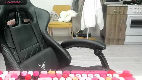Snapshot of _feralberry__ chatting on February 17, 7:38 am Alis online show from February 17, 7:38 am