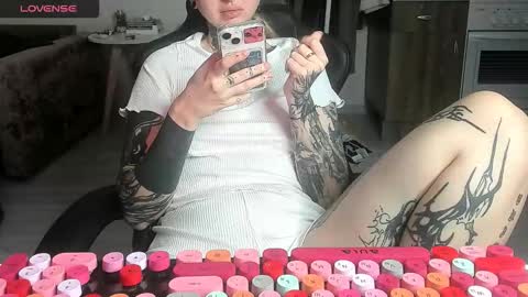 Snapshot of _feralberry__ chatting on March 1, 2:57 am Alis online show from March 1, 2:57 am