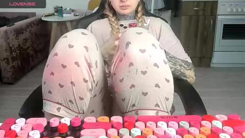 Snapshot of _feralberry__ chatting on March 3, 7:03 am Alis online show from March 3, 7:03 am