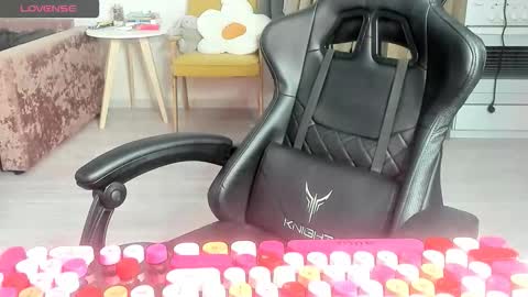 Snapshot of _feralberry__ chatting on March 5, 5:14 am Alis online show from March 5, 5:14 am